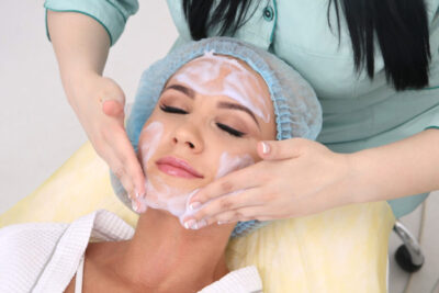 How Deep Cleansing Facials Help Unclog Pores